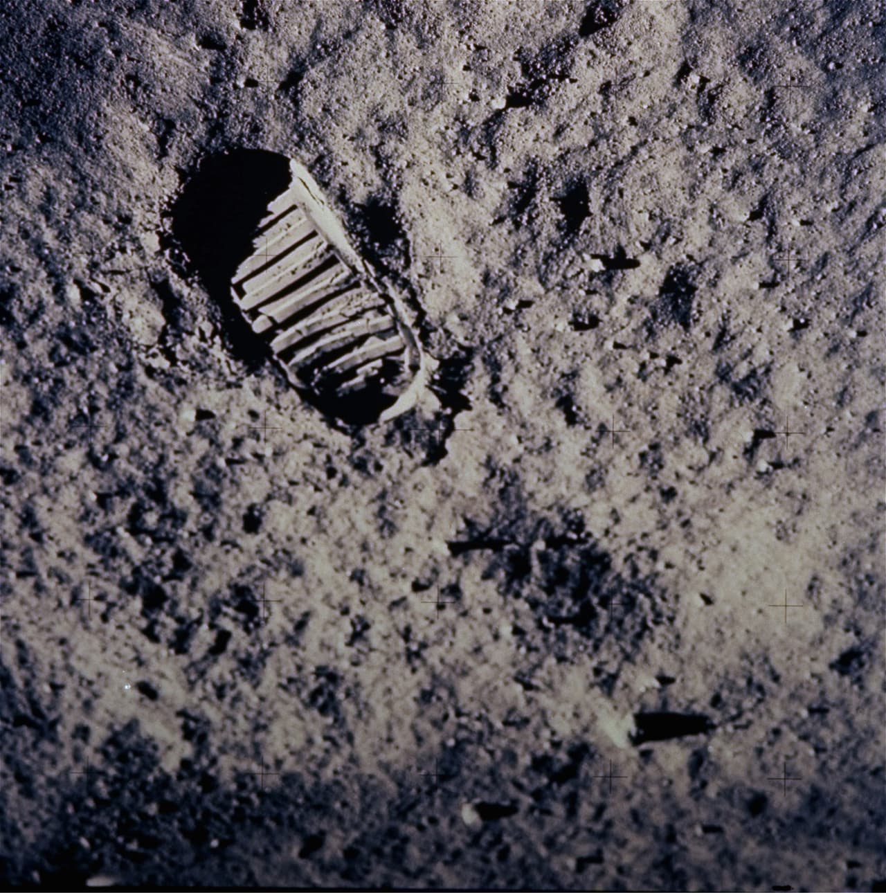 La primera huella humana en la Luna. Armstrong reveló una placa con una inscripción que tiene escrito: "Aquí los hombres del planeta Tierra pusieron el pie por primera vez en la Luna, en julio de 1969 A.D. Venimos en paz para toda la humanidad". La placa contenía las firmas de los astronautas y del presidente Richard Nixon. Y luego soltó la histórica frase: “Este es un pequeño paso para un hombre, un salto gigante para la humanidad”.