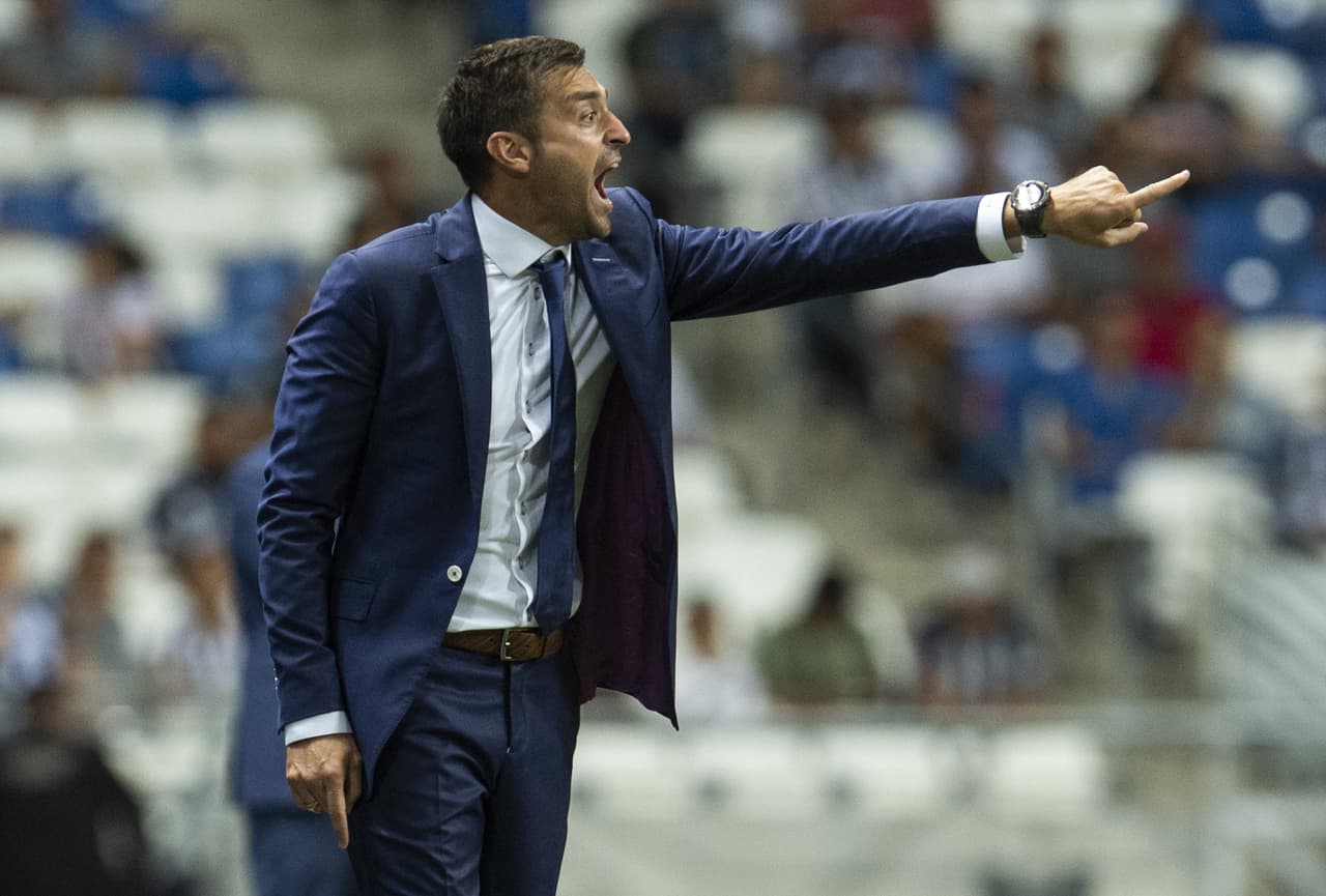 El técnico de La Pandilla, Diego Alonso, estuvo muy nervioso en la recta final y no era para menos, llegaba con arrojo y peligrosidad el Zacatepec. Sudaba frío, el rival se rebelaba.