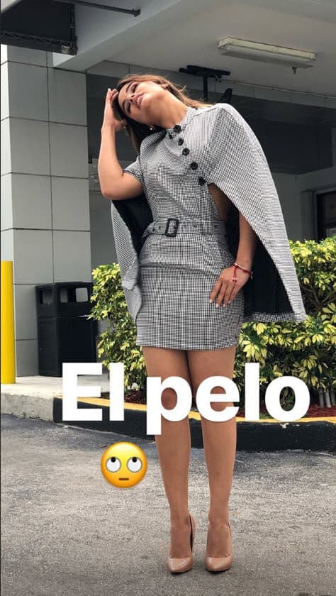 Hizo una pausa para arreglarse el peinado y volver a posar.