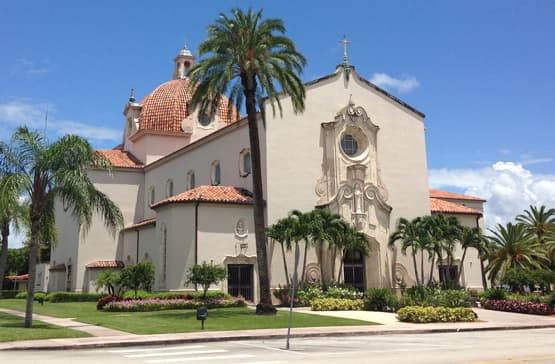 Church of the Little Flower, de Coral Gables,
<a href="http://cotlf.org/" target="_blank">ofrece la misa en este enlace. </a>