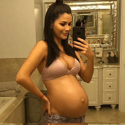 Sin embargo, la foto que más llamó la atención fue sin duda esta, donde Anita destapa su pancita y la muestra en todo su esplendor.