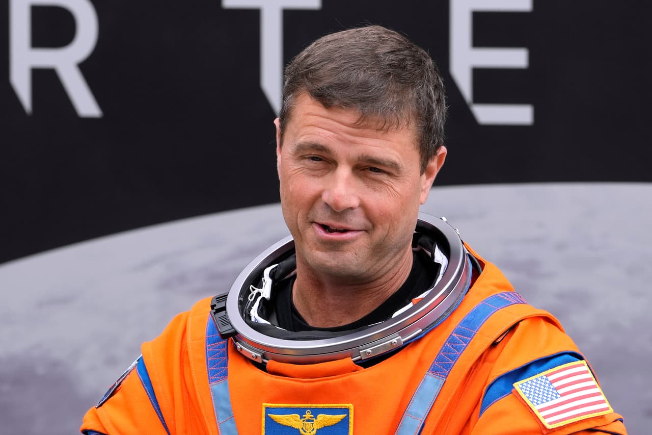 El comandante de la misión, Reid Wiseman, sale del Edificio de Operaciones y Verificación para dirigirse a la plataforma de lanzamiento 39-B. (Foto AP/Chris O'Meara)