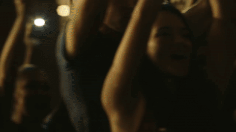 El video de 'Ya no me duele más' termina con una presentación ante un recinto repleto de sus fans.