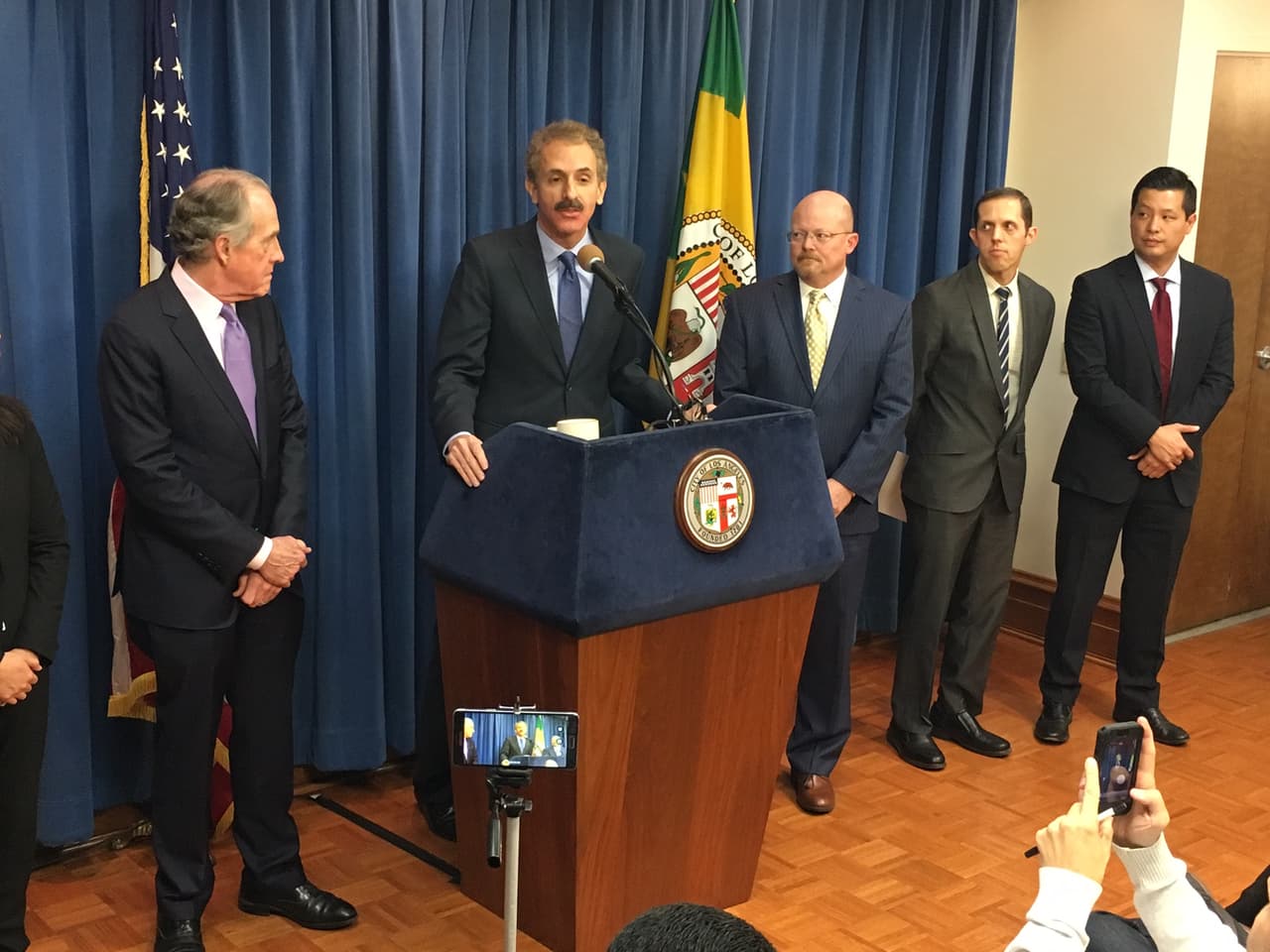 El procurador de Los Ángeles, Mike Feuer, al anunciar las demandas contra cuatro cadenas de tiendas que supuestamente ofrecieron descuentos falsos a sus clientes.
