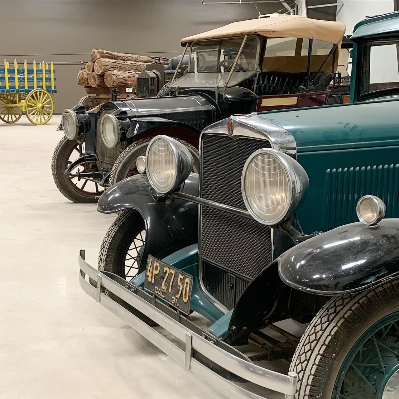 <b><a href="https://www.facebook.com/KernMuseum/" target="_blank">El museo del condado de Kern</a> </b> fue fundado en 1941, siendo la principal atracción para los visitantes es Pioneer Village,
<b> un sitio que replica el pasado histórico de la zona en torno a la industria petrolera.</b> La galería principal alberga distintas exhibiciones y el complejo contiene más de 50 estructuras históricas que te llevan por un interesante y divertido recorrido por la historia.
<br>Puedes llegar por la carretera 99, y tomar la salida hacie el centro de Bakersfield.