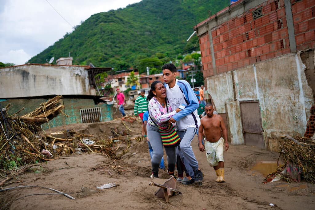 Una mujer llora tras enterarse de la pérdida de familiares en el deslave que barrió parte de Las Tejerías, en el centro norte de Venezuela.