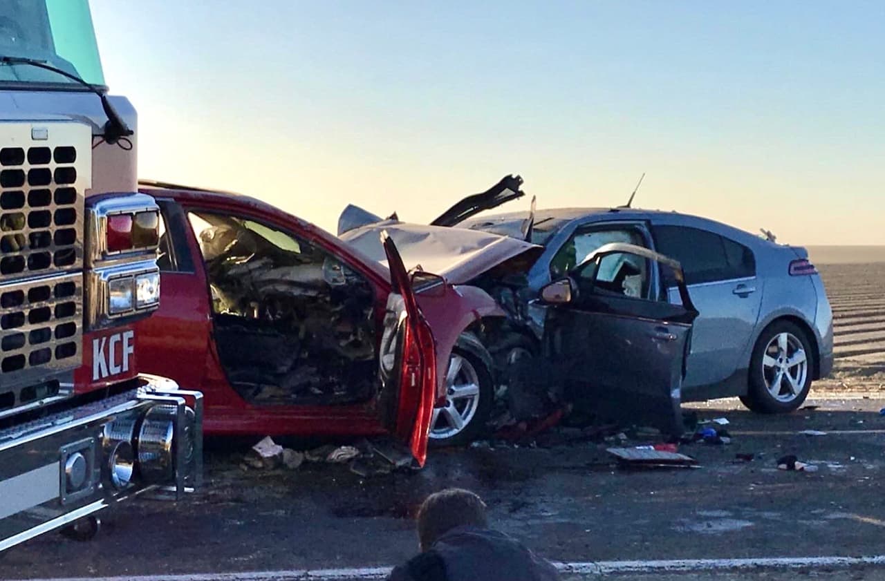 Mujer muere tras chocar de frente con otro automóvil en Avenal