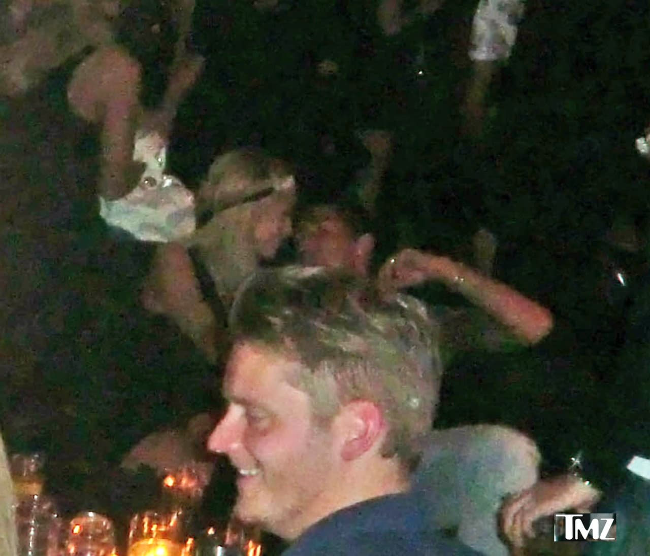 Una cosa llevó a otra y terminaron ¡besándose!