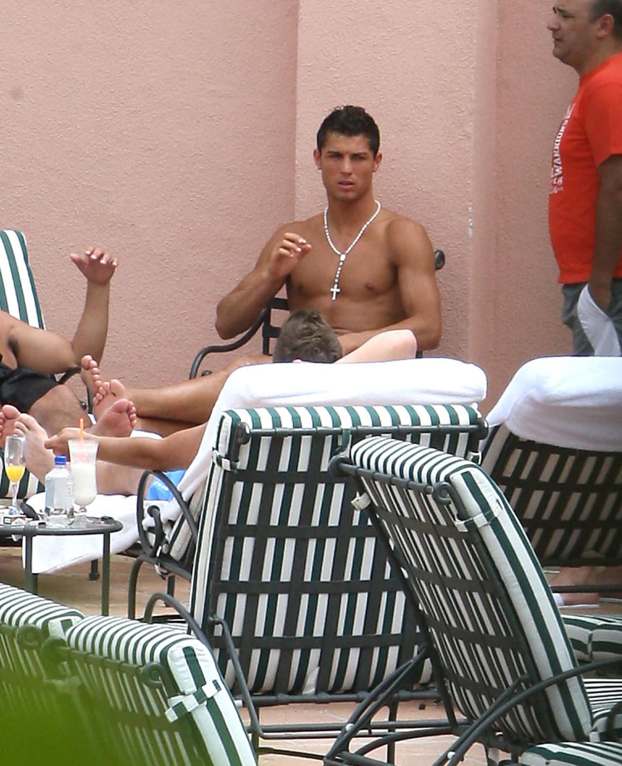 Al día siguiente el jugador de fútbol se reunió con algunos amigos.