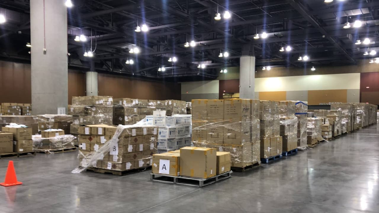 Entregan 2.5 millones de dólares en equipo de protección personal para escuelas de Phoenix 