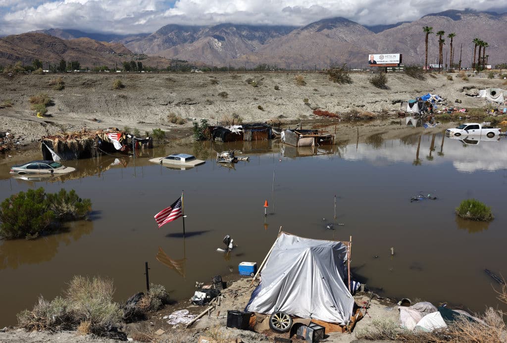 De ese campamento para desamparados, muy poco quedó fuera del
<b><a href="https://www.univision.com/local/los-angeles-kmex/hilary-records-de-lluvia-tormenta-tropical-sur-de-california" target="_blank">agua que dejó la tormenta tropical Hilary</a></b> por el sur de California, la noche del pasado domingo.