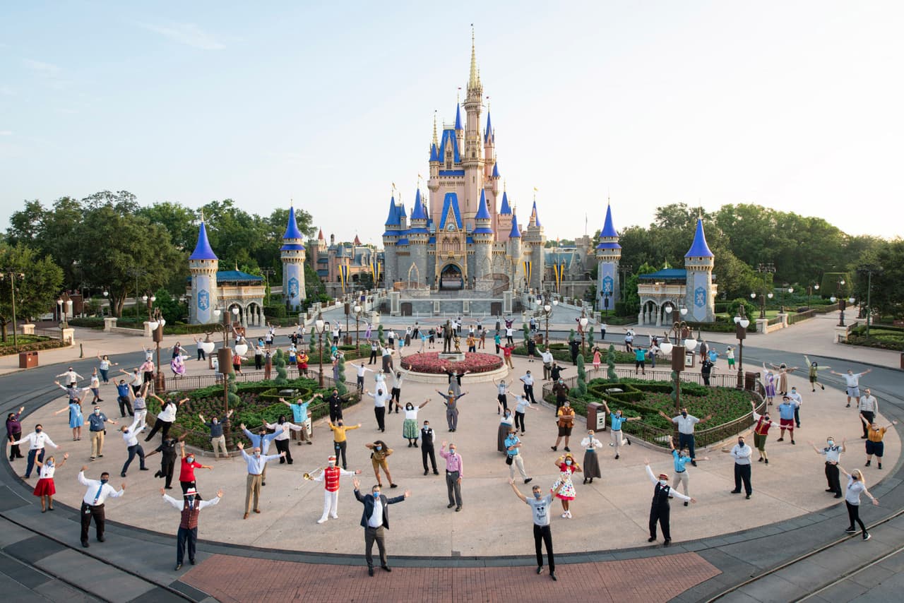La compañía Disney informó que recogió cerca de 20,000 dólares en monedas que sus visitantes lanzan a las fuentes de la suerte y pozos de deseos para donarlos en este Thanksgiving.
<br>