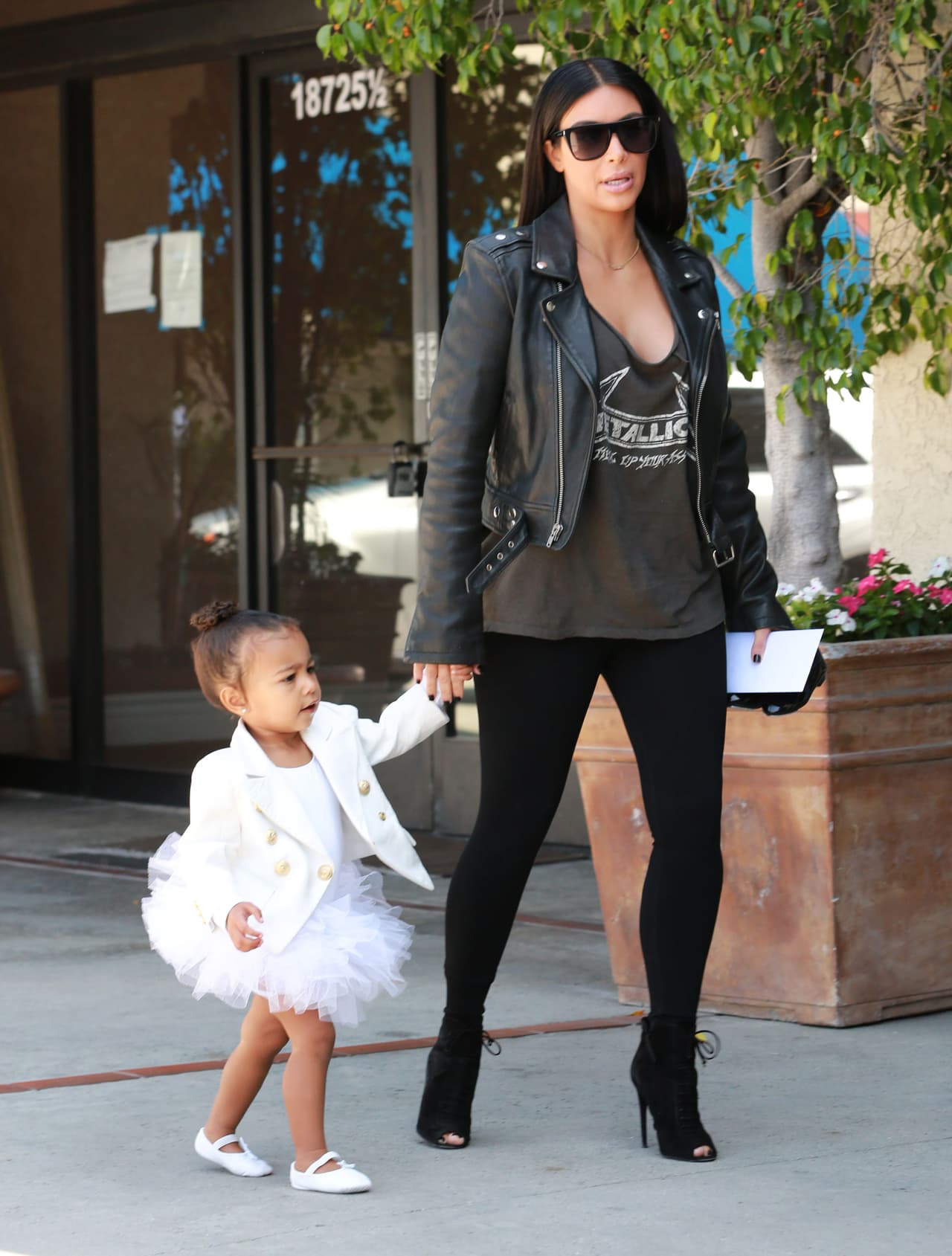 Las celestiales prendas son diseños de Balmain.