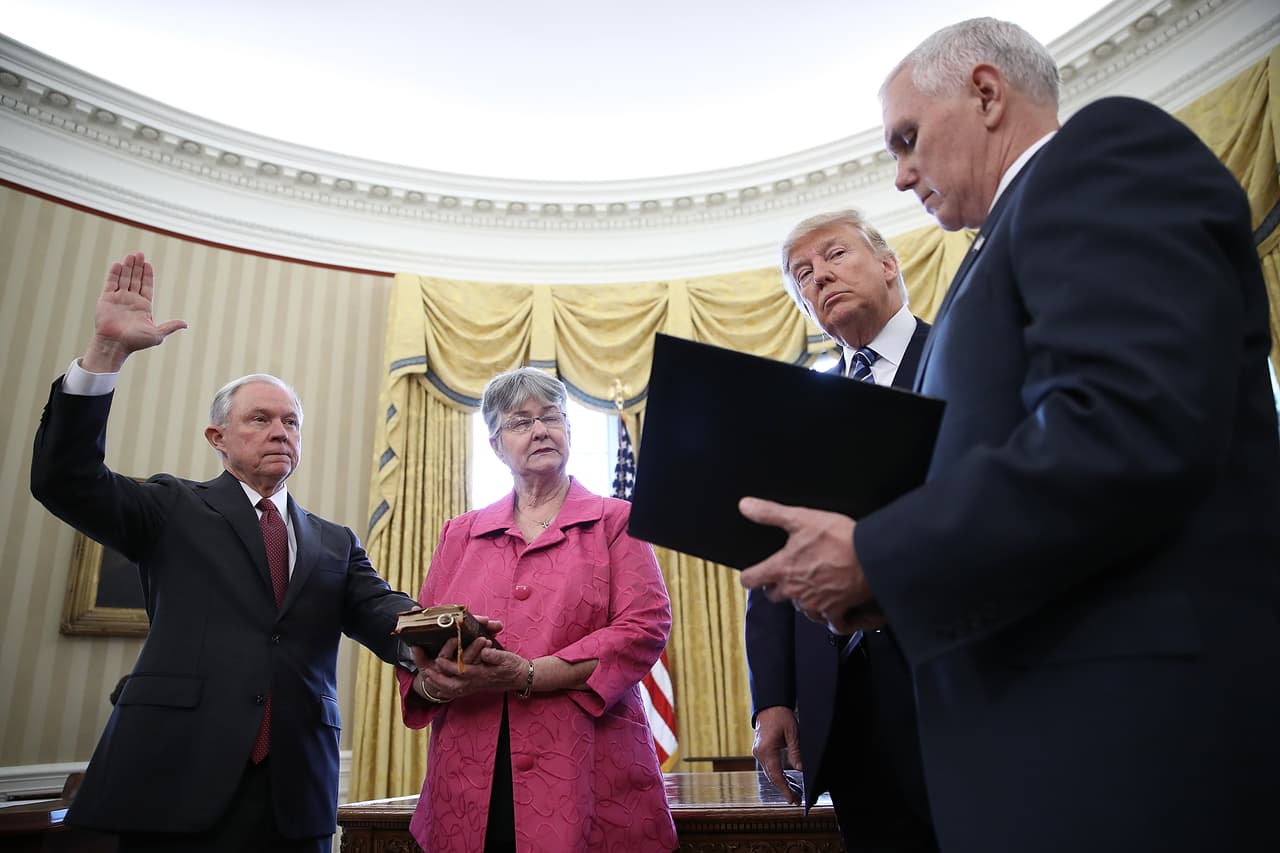 <b>Día 21/Febrero 9:</b> El presidente Donald Trump durante la juramentación de Jeff Session como fiscal general de Estados Unidos por el vicepresidente Mike Pence en la Oficina Oval de la Casa Blanca. Sessions fue confirmado el por el Senado como el nuevo fiscal general con 52 votos a favor contra 47, en una polémica sesión que tuvo incluso momentos de tensión cuando el martes en la noche 
<b><a href="https://www.univision.com/noticias/congreso-de-eeuu/republicanos-silencian-a-warren-por-leer-una-carta-de-la-viuda-de-martin-luther-king-en-el-debate-para-la-nominacion-de-sessions" target="_blank">la senadora demócrata Elizabeth Warren fue silenciada por republicanos</a></b> mientras se oponía a esta nominación. Horas más tarde, la Corte de Apelaciones del Noveno Circuito decidió mantener bloqueada la orden ejecutiva que afecta a ciudadanos de siete países de mayoría musulmana. El presidente reaccionó al tuitear "nos vemos en la corte", lo que da a entender que llevarán la pelea legal a la Corte Suprema de Justicia.