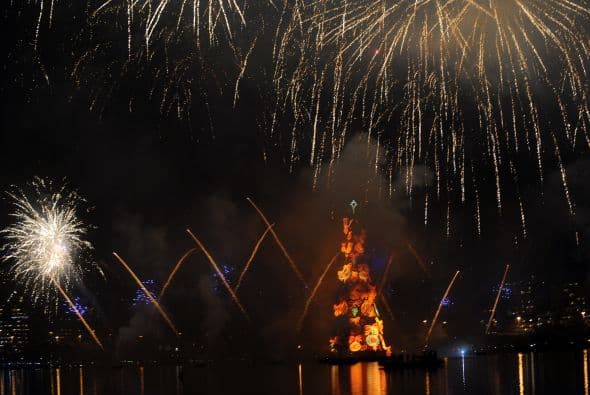 El árbol se iluminará todas las noches, hasta el 6 de enero de 2012, y durante ese periodo será remolcado hacia otros dos lugares de la Laguna para que sea visto desde distintos puntos de la ciudad. (Con información de Efe y El Financiero)