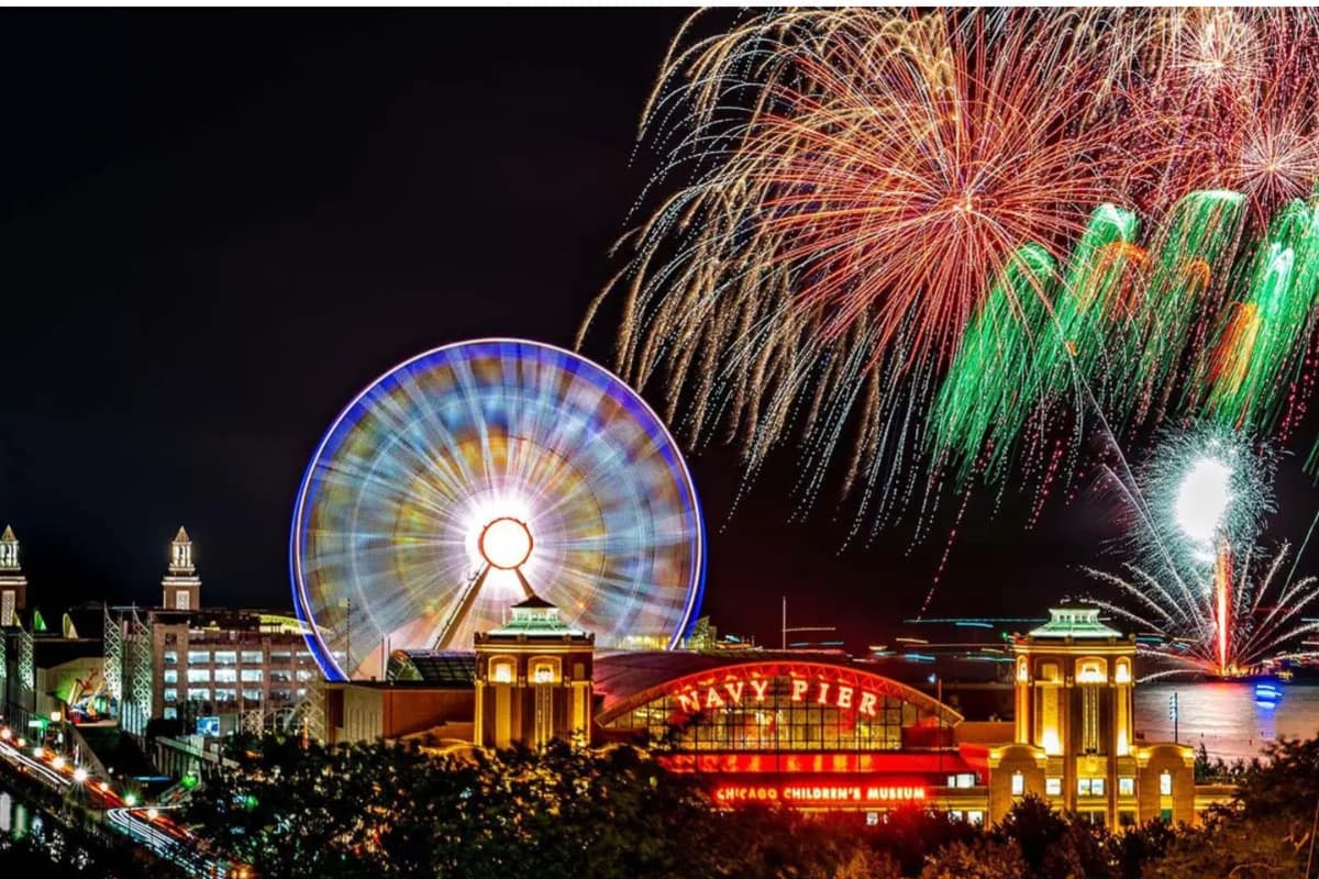 <b>Light Up The Lake at Navy Pier</b>
<br>📆31 de diciembre de 2023.
<br>📍600 E Grand Ave, Chicago, IL 60611.
<br>✅Gratis.
<br>📲Es recomendable llegar con suficiente tiempo para ubicarse en un buen lugar y disfrutar de los fuegos artificiales en cuanto el 2024 inicie.