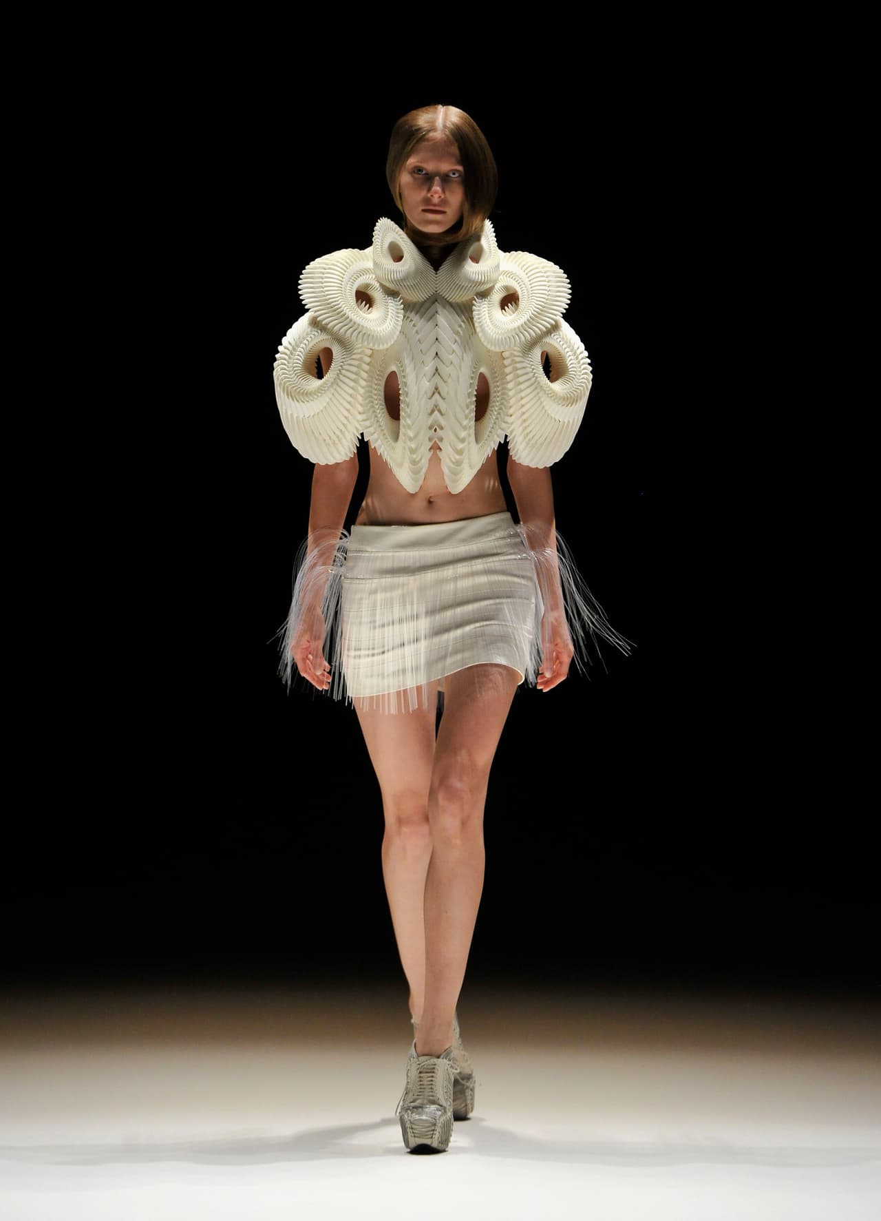 Este vestido que parece emerger de uno de los cuadros de HR Giger, fue logrado gracias a las experimentaciones de Iris Van Herpen con impresoras 3D. Dispuesto en un blanco escenario, este es uno de esos vestidos de la muestra que ver en su dimensión real logra un efecto conmovedor en los que visitan el museo. Parece imposible que nadie pueda caminar con él, pero en realidad, está pensado para ser usado y para que se adapte al cuerpo.