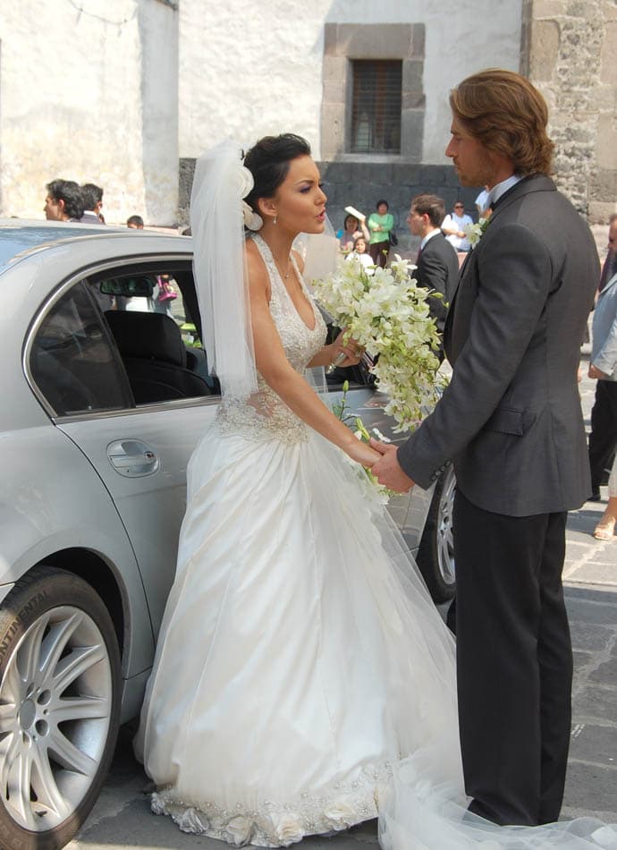 Angelique Boyer también lucía muy sexy en esta boda.