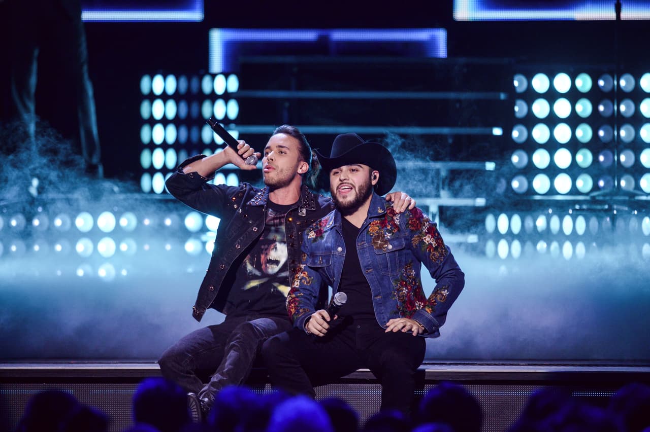 Terminaron abrazados sobre el escenario.