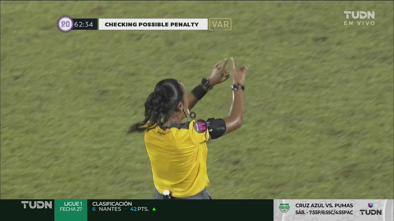 ¡México pedía penal! Parece una mano de Rose y el VAR dice que jueguen