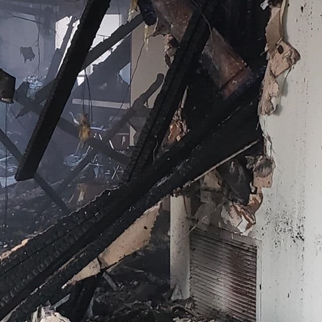 La actriz publicó esta imagen de los restos de su casa: "Esto es lo que queda de mi casa. Podemos reconstruir nuestra casa, pero no podemos reemplazar a las personas que hemos perdido. Estás vivo. Estás seguro. Agradecemos a los bomberos por salvar tantas vidas durante este terrible desastre. Estamos aquí para ayudar a otros y reunirnos para reconstruir lo que se ha perdido".