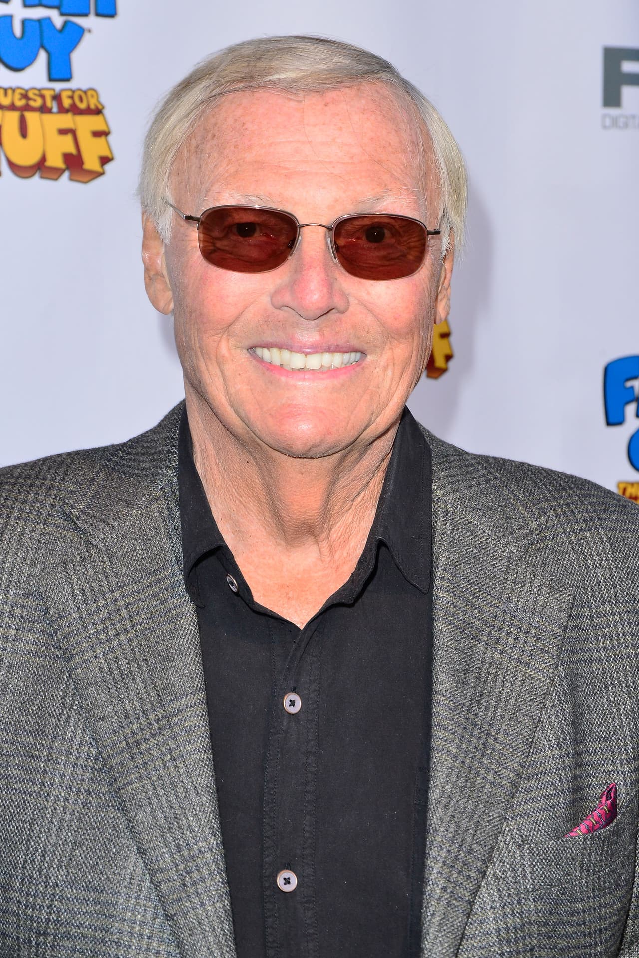 West no dejó nunca de trabajar
<b>.</b> Y en los últimos años también participó de películas y series. Entre otras cosas, le puso la voz a uno de los personajes de 'Little Chicken' y también al alcalde de Quahog en 'Padre de familia'
<i>,</i> que llevaba su mismo nombre: 'Mayor Adam West', en una especie de homenaje.