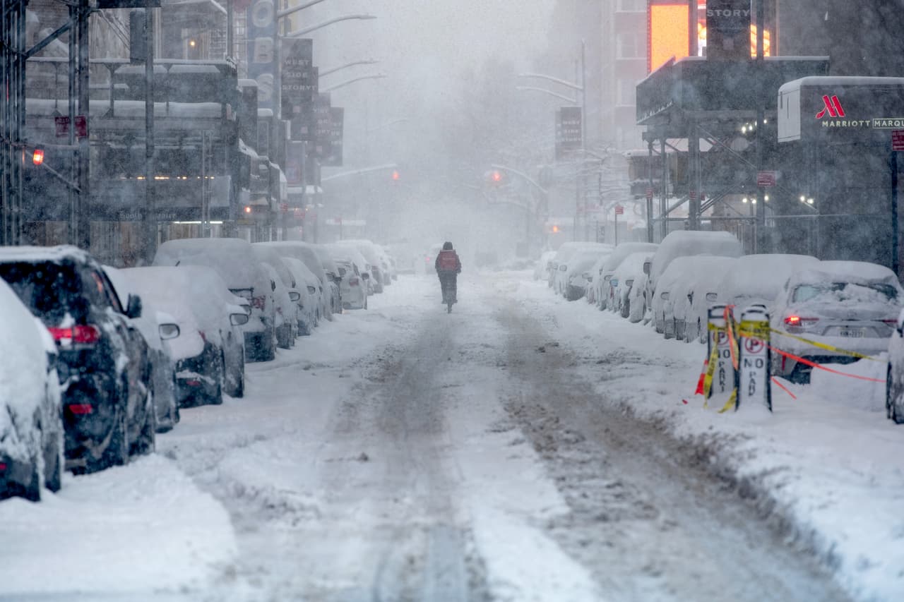 Suspenden el estacionamiento alternativo y las comidas en exteriores en Nueva York con la llegada de la tormenta