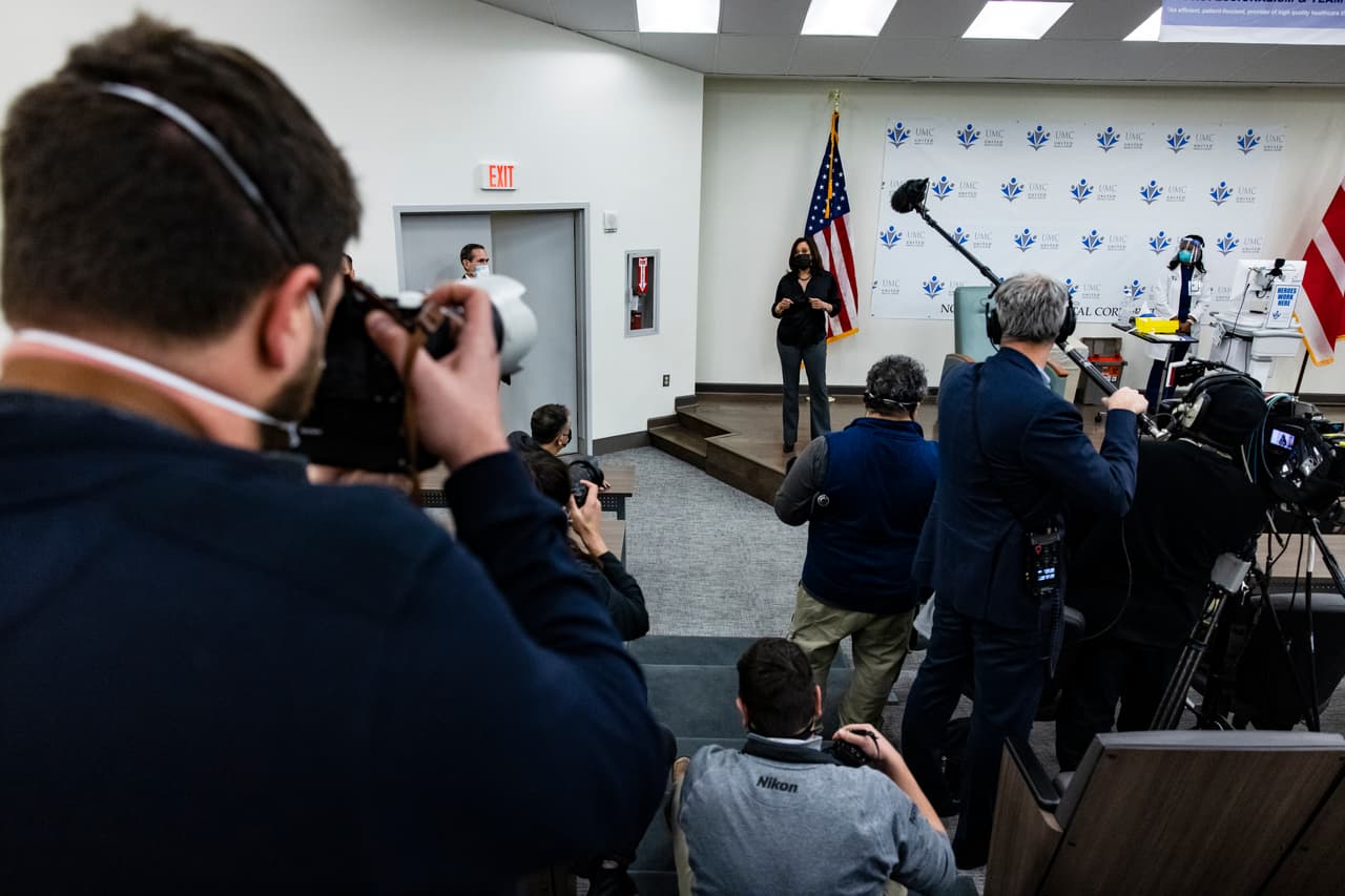 Tanto la vacuna de Moderna como la de Pfizer-BioNTech han mostrado niveles de eficacia similares de cerca del 95% y ambas vacunas requieren dos dosis administradas con varias semanas de diferencia.
<br>