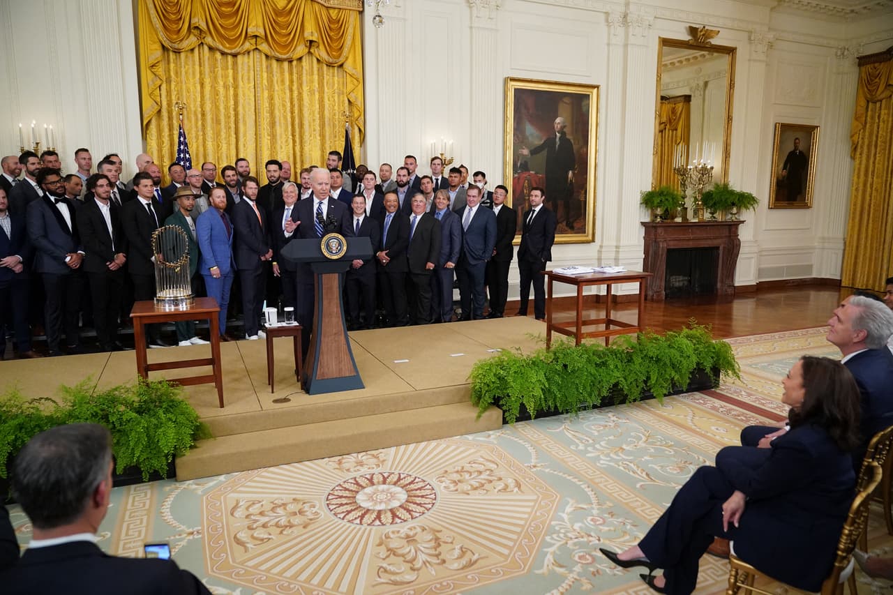 Con los mexicanos Víctor González y Julio Urías, los LA Dodgers visitaron al presidente de los Estados Unidos de América en la Casa Blanca luego de haber sido campeones en la temporada 2020 de la Major League Baseball.