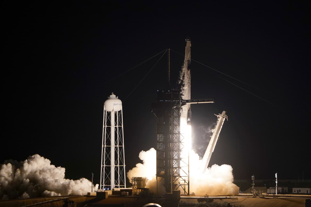 SpaceX hace historia: lanza su primera misión para orbitar la Tierra con una tripulación de turistas