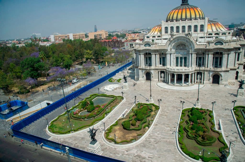 En 2020, durante la manifestación multitudinaria que tuvo lugar en la Ciudad de México para condenar el creciente número de muertes por violencia de mujeres, espacios públicos como el Palacio de Bellas Artes (en la imagen) 
<b>fueron pintados por parte de algunos grupo de mujeres que se manifestaron</b>. A la protesta del 8 de marzo del año pasado se sumó el llamado 
<a href="https://www.univision.com/noticias/america-latina/un-dia-sin-nosotras-la-inedita-protesta-que-dejo-sin-mujeres-las-calles-de-ciudad-de-mexico-fotos-fotos" target="_blank">"Un día sin nosotras"</a> que se realizó un día después, el 9 de marzo, y con el que las mujeres detuvieron sus actividades cotidianas.