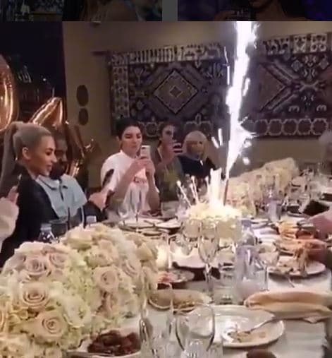 Por la noche del 20 de octubre, Kim celebró la llegada de sus 38 años con una fiesta en compañía de familiares y amigos, entre ellos su esposo Kanye West y su hermana Kendall Jenner.