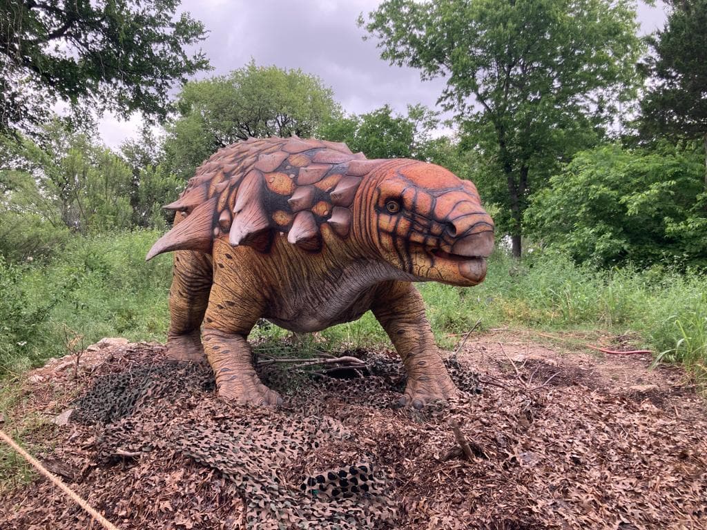 En varios acres del Dallas Zoo podrás ver a dinosaurios de los periodos Cretácico, Jurásico y Triásico. ¿Qué hay además de ver a los impactantes dinosaurios? También
<b>los visitantes podrán hacer manualidades o actividades como excavación de fósiles.</b>