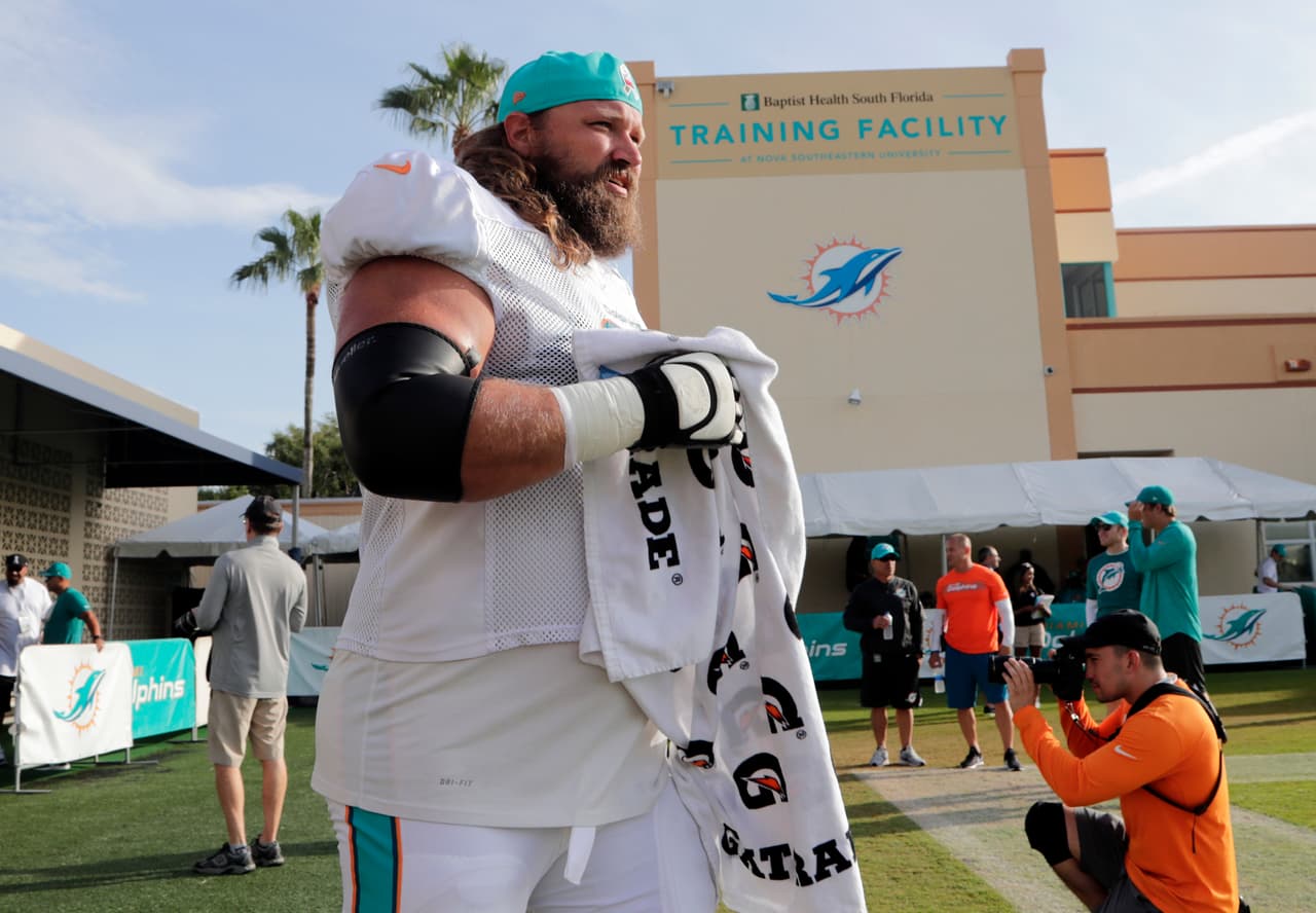 El guardia ofensivo de los Miami Dolphins Josh Sitton camina dentro de las instalaciones del equipo antes de comenzar con la práctica destinada a la línea ofensiva.