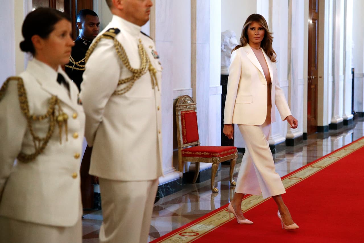 Otras partes del proyecto de renovación en las que está involucrada la primera dama fueron la del diseño de la nueva alfombra para la Sala de Recepción Diplomática que tiene un borde que muestra las flores de los 50 estados, aunque todavía no se han difundido imágenes.
<b>Históricamente las primeras damas son las encargadas de velar por la Casa Blanca. En el caso de Melania Trump, ella ha tomado siempre roles de supervisión en los proyectos de restauración. </b>
<br>