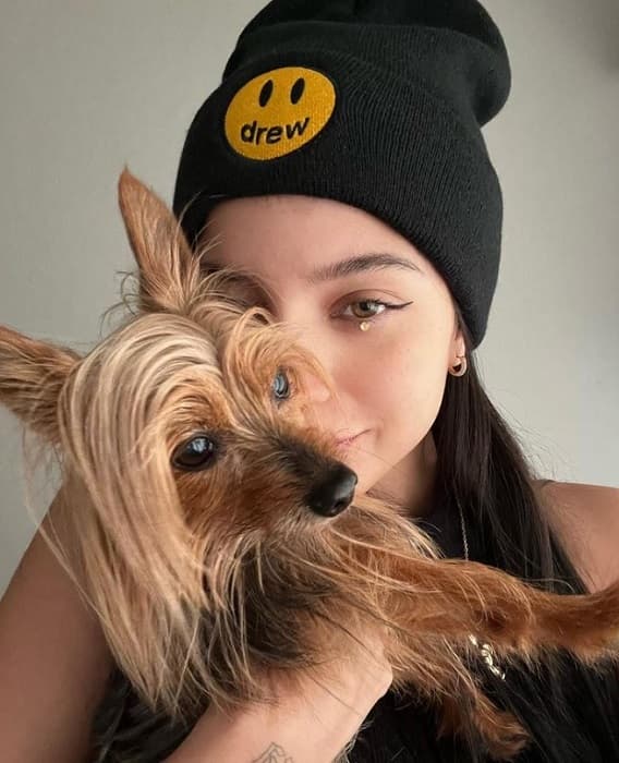 Emilia Mernes es una amante de los perros, pero en especial de Pupi, su mascota que es una estrella de las redes sociales, y embajador de una marca de comida para animales.