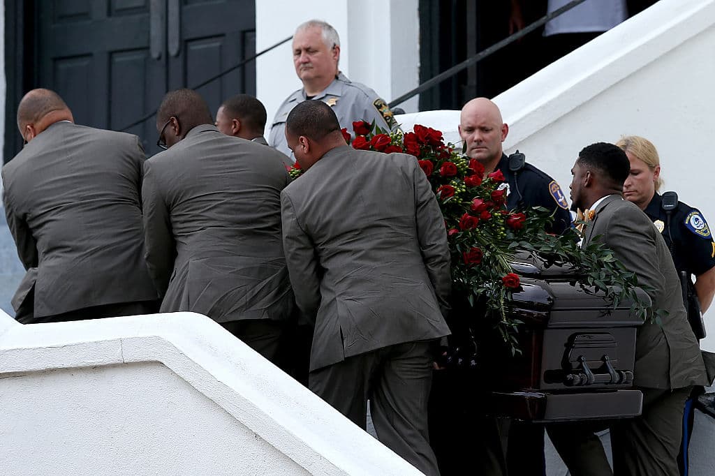 Esta masacre racista cometida dentro de una iglesia conmocionó al país y provocó un diálogo racial en la ciudad de Charleston y en el estado de Carolina del Sur, que por primera vez empezó a confrontar públicamente el tema del racismo. Familias blancas se unieron a la iglesia. La bandera confederada bajó de su asta frente al Congreso estatal. Sin embargo, las masacres racistas se han repetido y el supremacismo blanco se ha convertido en la mayor amenaza interna a la seguridad del país. Este mismo mes, un joven blanco de 18 años viajó más de 200 millas desde su casa hasta un supermercado en Buffalo, Nueva York, en donde disparó, 
<a href="https://www.univision.com/noticias/sucesos/victimas-tiroteo-supermercado-buffalo">matando a 10 personas e hiriendo a otras tres</a>. La mayoría de las víctimas eran negras. El atacante estaba inspirado en la oscura teoría racista del Gran Reemplazo, que han reproducido políticos y personalidades conservadoras en espacios públicos. 
<b>Lee:</b> 
<a href="https://www.univision.com/noticias/tiroteos/teoria-racista-gran-reemplazo-tiroteos-buffalo-el-paso-odio"><b>'El Gran Reemplazo': la teoría racista detrás del tiroteo en Buffalo</b></a>
<b>.</b>