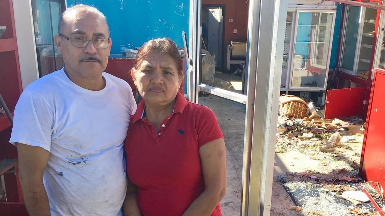 Estos mexicanos piden ayuda para reconstruir su panadería destruida por el huracán Michael