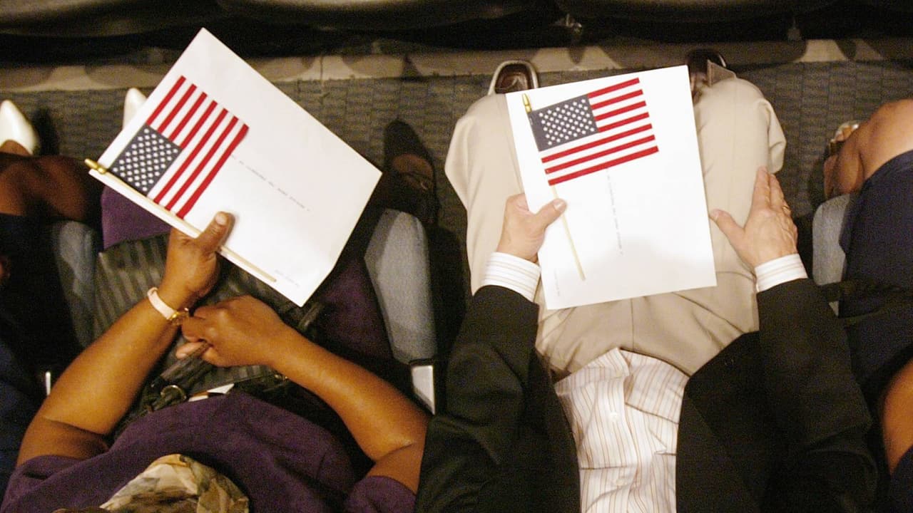 Hispana gana la residencia en la Lotería de Visas, pero vive como indocumentada en EEUU: ¿hay opciones para ella?