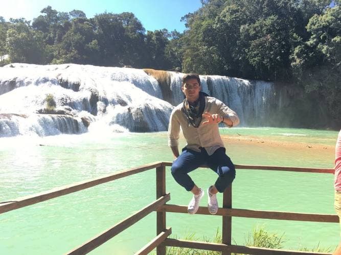 Frida Sofía dice que el equipo de su mamá estuvo escondiendo a Christian para que ella no se diera cuenta que estaba en la celebración, pero notó que efectivamente había asistido porque en los medios de comunicación publicaron que el modelo le había llevado serenata a Alejandra Guzmán.