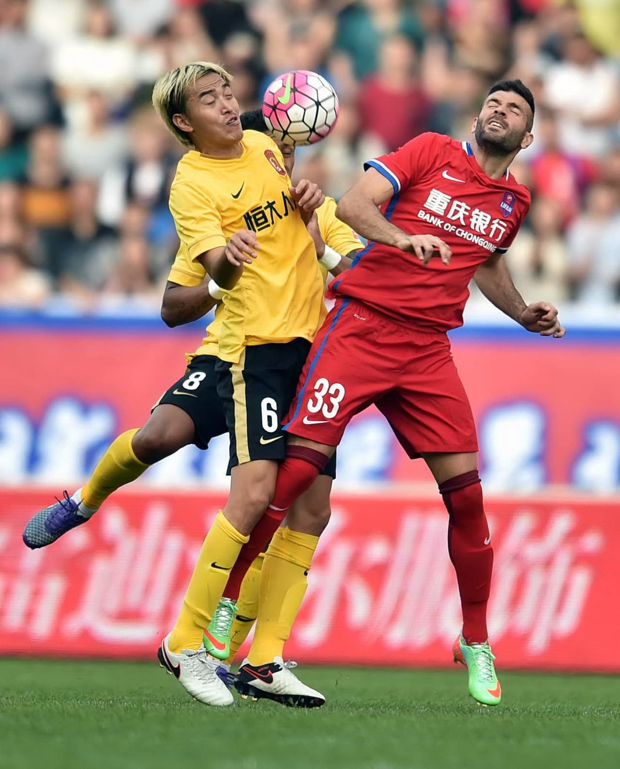 Así que se marchó al Chongqing Lifan de la Super Liga China, donde anotó 25 goles en 18 meses.