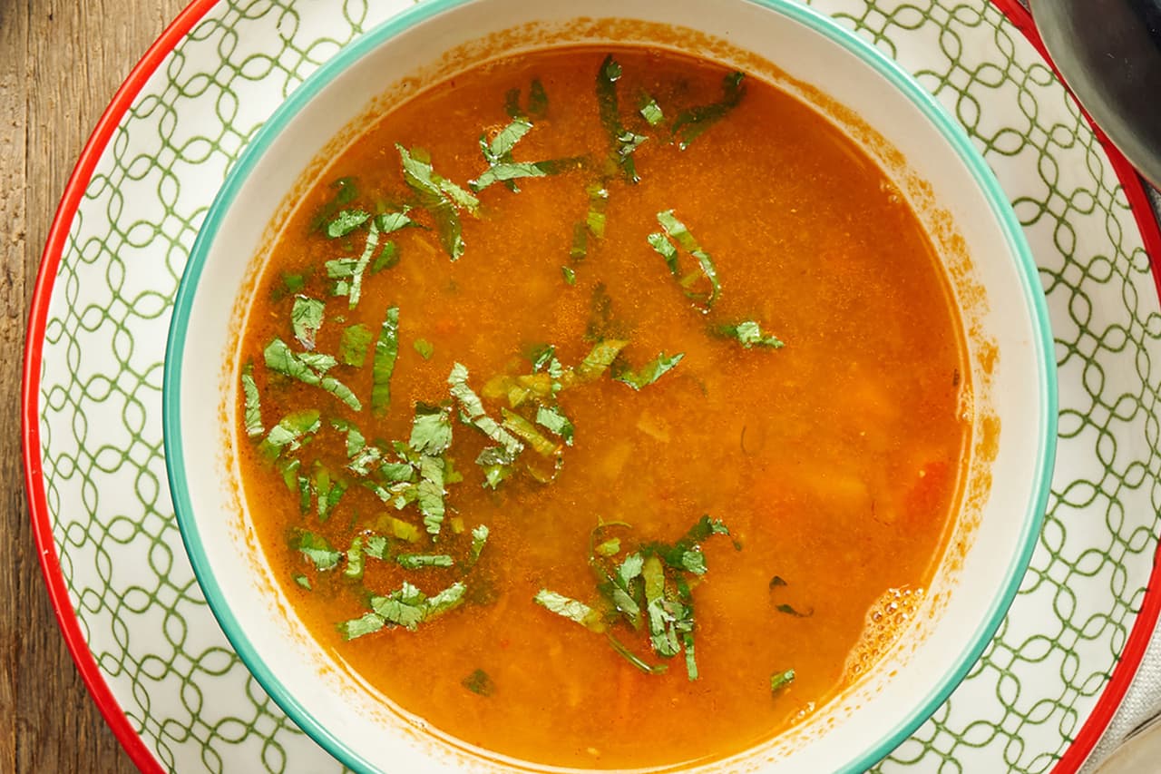 <b>Chorba freekeh</b>
<br>
<br>
<b>Origen: Argelia, Libia y Túnez </b>
<br>
<br>Granos de trigo tierno se cocinan en un caldo de tomate, especias aromáticas y garbanzos, y su sabor se fusiona con un estofado de pollo, ternera o cordero.
<br>
<br>El freekeh, granos de trigo cosechados cuando aún estabas verdes, agrega nutrición y densidad a esta sopa del norte de África.
<br>
<br>Es consumida especialmente durante el tiempo sagrado musulmán del Ramadán.
<br>