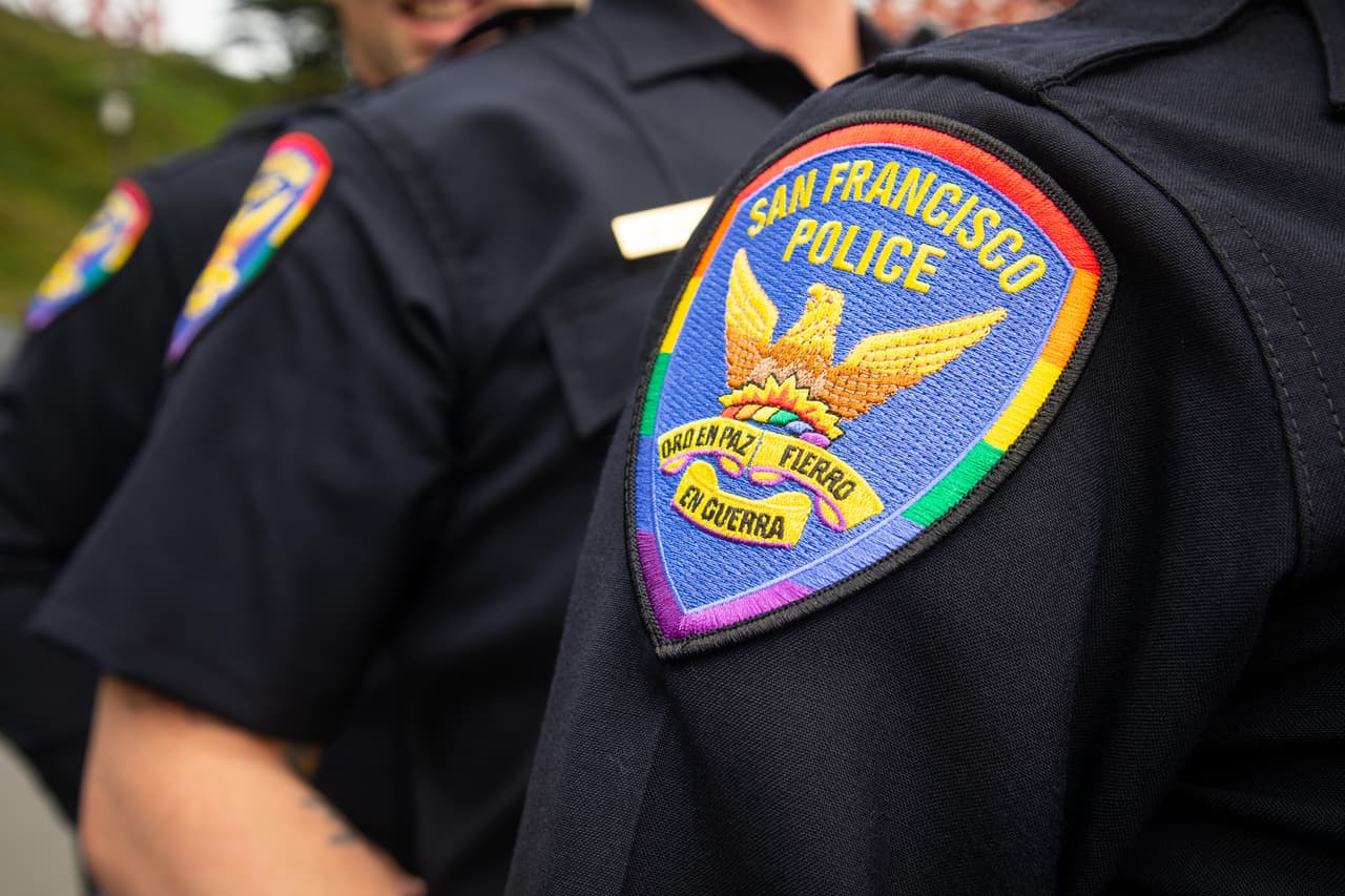 Los fondos recaudados a través de estos parches beneficiarán a los jóvenes de la organización Larkin Street, la cual ofrece ayuda a los jóvenes desamparados de la ciudad, muchos de los cuales son LGBTQ.
<br>