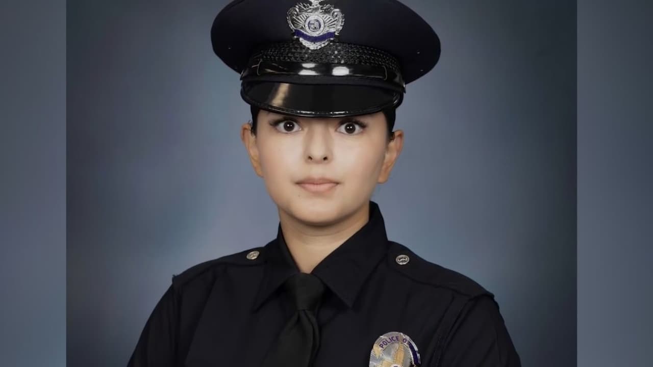 Dreamers en LAPD pierden empleo por retrasos de DACA y deben devolver placa y arma