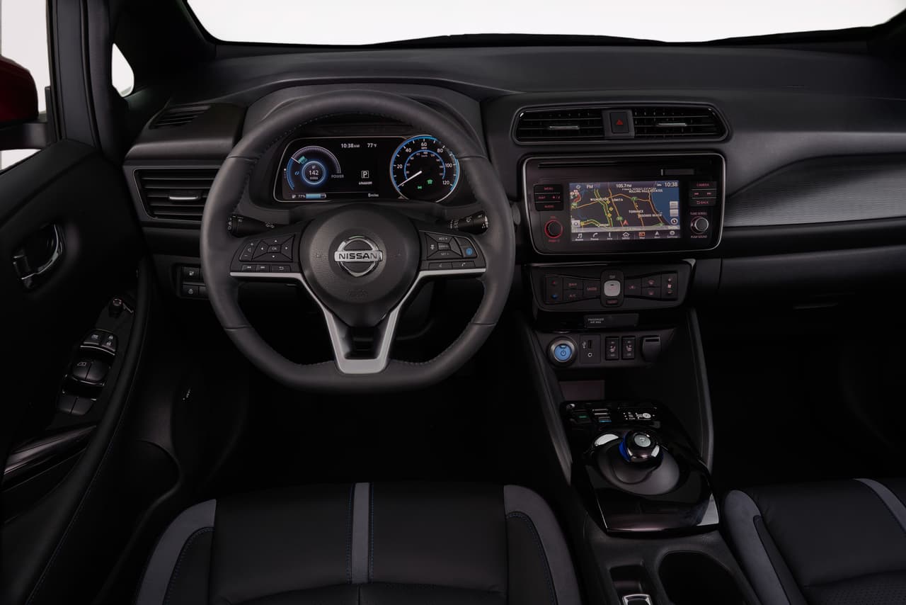 Nissan decidió invertir buen tiempo y dinero para
<b>subir el nivel del interior del Leaf de una manera notable</b>. No sólo se puso cuidado especial en aislar la cabina y en reducir al máximo los ruidos y las vibraciones en el interior del Leaf sino que el diseño y los materiales luces notoriamente mejor que antes.