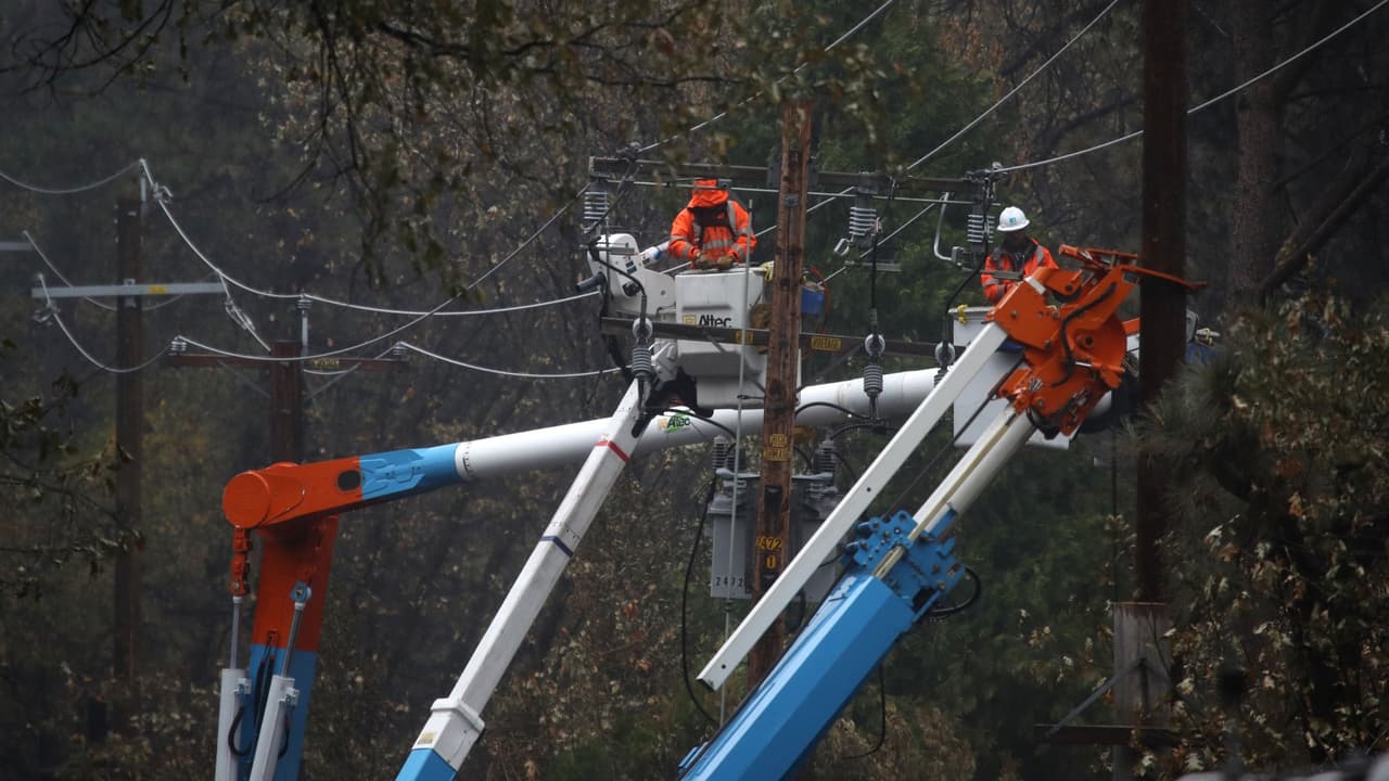 Juez federal amenaza con forzar a PG&E a contratar más podadores de árboles para prevenir incendios