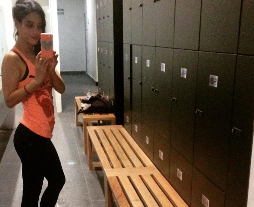 El nombre de Fátima Molina no solo está ligado a su carrera como actriz. En 2019, cobró mayor notoriedad por
<b><a href="https://www.univision.com/famosos/fatima-molina-protagonista-te-acuerdas-de-mi-tragica-historia-fotos" target="_blank">la trágica y violenta muerte de sus padres</a></b>. Su papá secuestró, encadenó, torturó y luego asesinó a su esposa, de quien estaba separado. Después, él ingirió raticida para quitarse la vida.
<br>
<br>Si tú o alguien que conoces tiene pensamientos suicidas, puedes encontrar ayuda inmediata en inglés y español en la Línea Nacional de Prevención del Suicidio, llamando al 1-800-273-8255 o entrando
<b><a href="https://suicidepreventionlifeline.org/help-yourself/en-espanol/" target="_blank"> a este sitio web.</a></b>
<br>