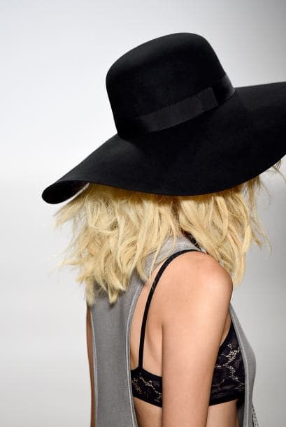 Escoge un tamaño adecuado: A la hora de comprarte sombreros, pruébate varios hasta que encuentres el adecuado.