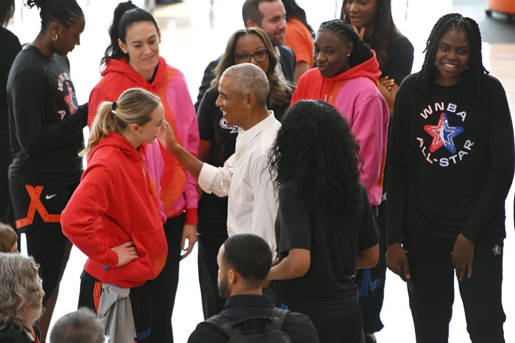 El expresidente de Estados Unidos Barack Obama se presentó el viernes en el entrenamiento de las WNBA All-Stars en la cancha del Centro Presidencial Obama, en Chicago, y habló con las jugadoras antes de tomarse una foto grupal, informó The Associated Press (AP).