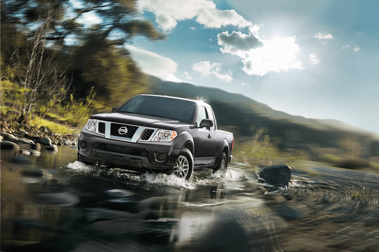 La Nissan Frontier lleva un motor de 4.0 litros que genera 261 caballos de fuerza y un torque de 281 libras-pie, además posee una transmisión que se puede escoger de cinco o seis marchas. Tiene dos tipos de cabina: crew cab y king cab.